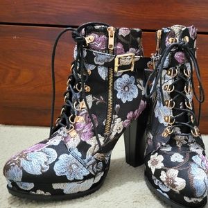 Heeled low cut boots, size 9, floral